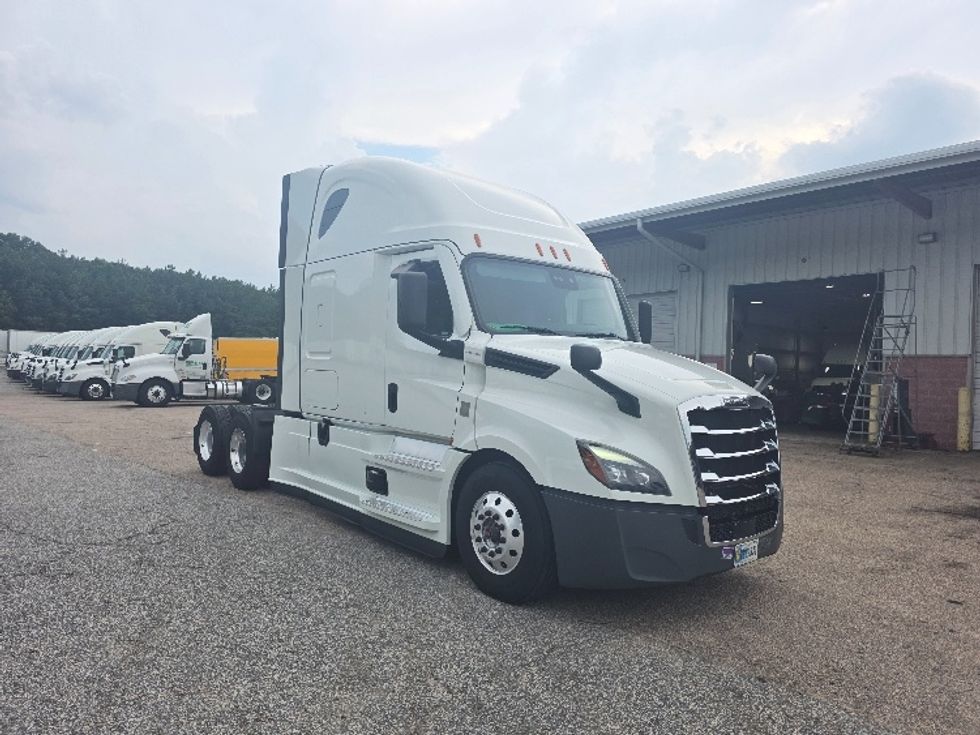 Sleeper Tractor-Heavy Duty Tractors-Freightliner-2021-T12664ST-Chester-VA-439,267\n\t\tmiles-$ 73,000 - Image 1
