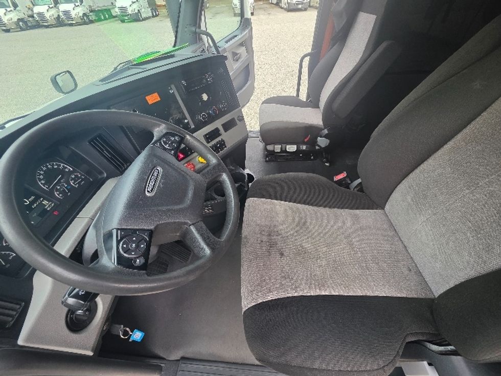 Sleeper Tractor-Heavy Duty Tractors-Freightliner-2021-T12664ST-Chester-VA-439,267\n\t\tmiles-$ 73,000 - Image 10