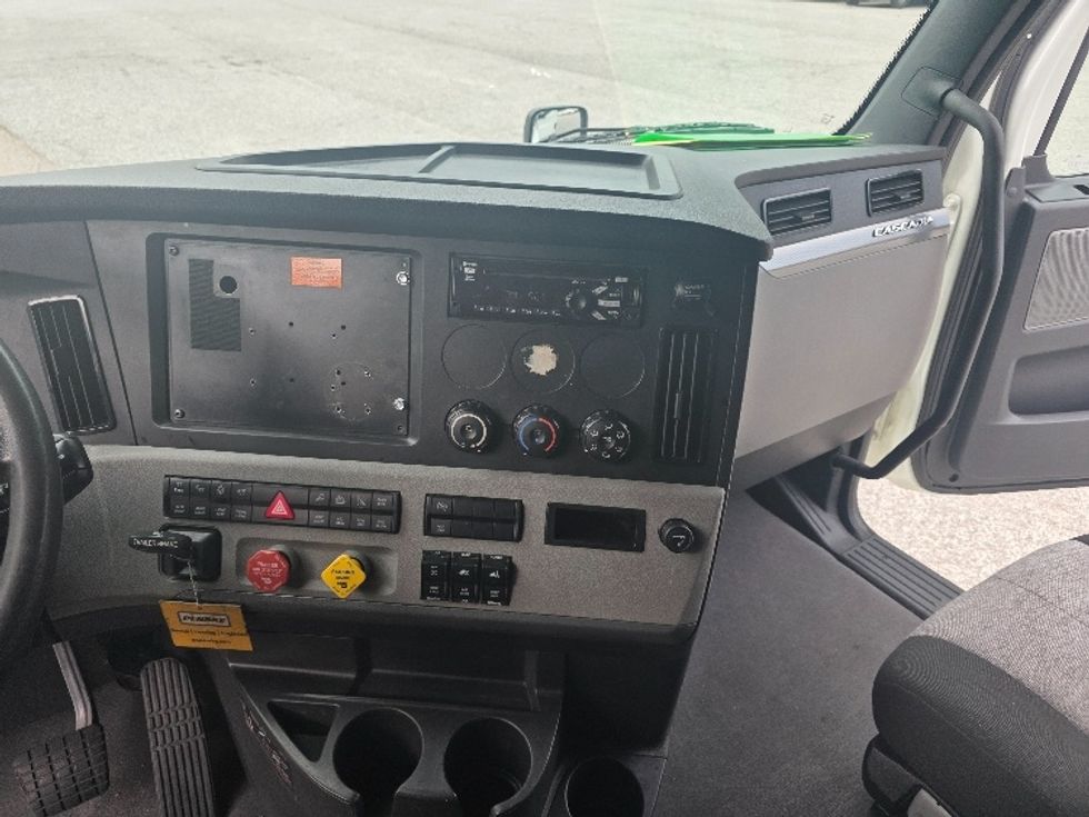 Sleeper Tractor-Heavy Duty Tractors-Freightliner-2021-T12664ST-Chester-VA-439,267\n\t\tmiles-$ 73,000 - Image 12