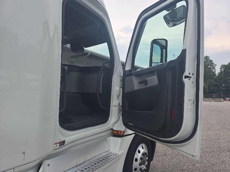 Sleeper Tractor-Heavy Duty Tractors-Freightliner-2021-T12664ST-Chester-VA-439,267\n\t\tmiles-$ 73,000 - Image 13