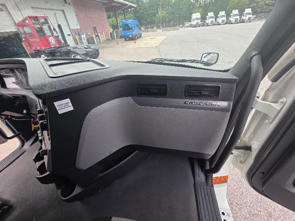 Sleeper Tractor-Heavy Duty Tractors-Freightliner-2021-T12664ST-Chester-VA-439,267\n\t\tmiles-$ 73,000 - Image 14