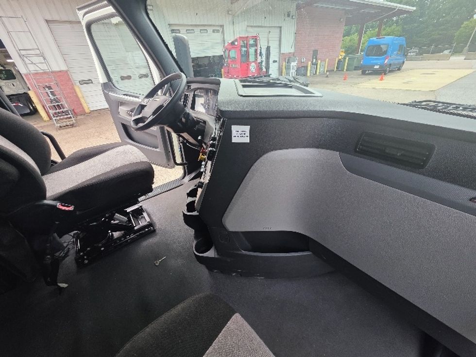 Sleeper Tractor-Heavy Duty Tractors-Freightliner-2021-T12664ST-Chester-VA-439,267\n\t\tmiles-$ 73,000 - Image 15