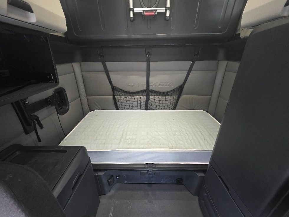 Sleeper Tractor-Heavy Duty Tractors-Freightliner-2021-T12664ST-Chester-VA-439,267\n\t\tmiles-$ 73,000 - Image 16