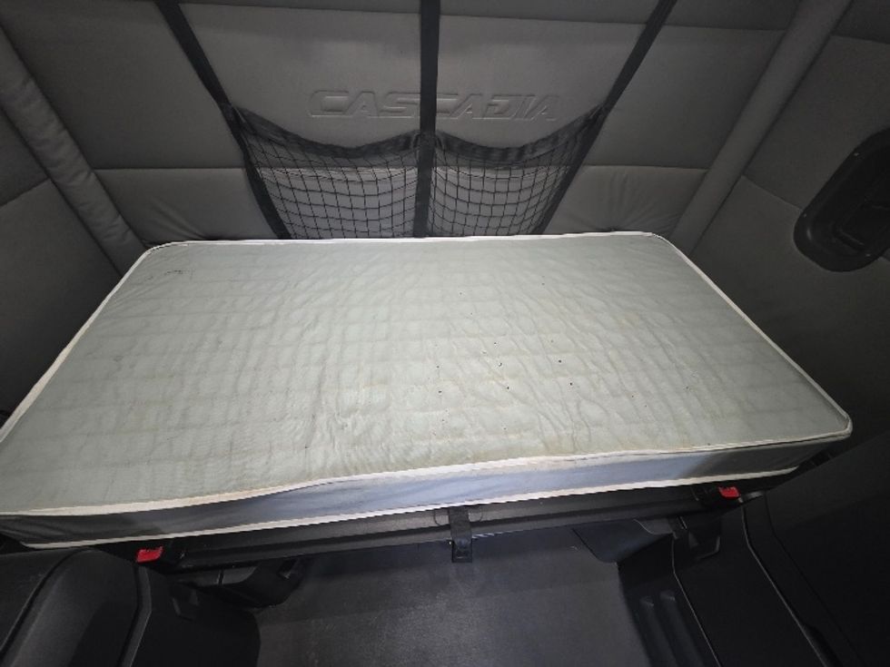 Sleeper Tractor-Heavy Duty Tractors-Freightliner-2021-T12664ST-Chester-VA-439,267\n\t\tmiles-$ 73,000 - Image 17