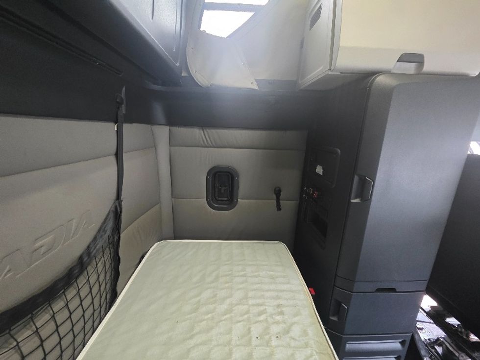 Sleeper Tractor-Heavy Duty Tractors-Freightliner-2021-T12664ST-Chester-VA-439,267\n\t\tmiles-$ 73,000 - Image 18