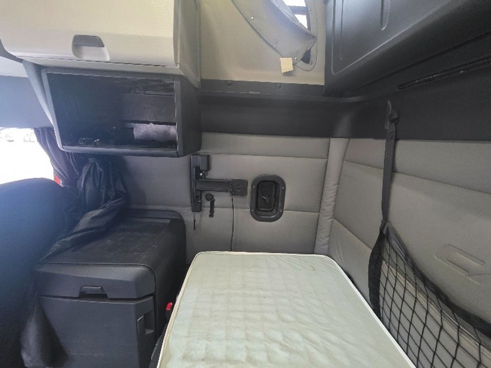 Sleeper Tractor-Heavy Duty Tractors-Freightliner-2021-T12664ST-Chester-VA-439,267\n\t\tmiles-$ 73,000 - Image 19