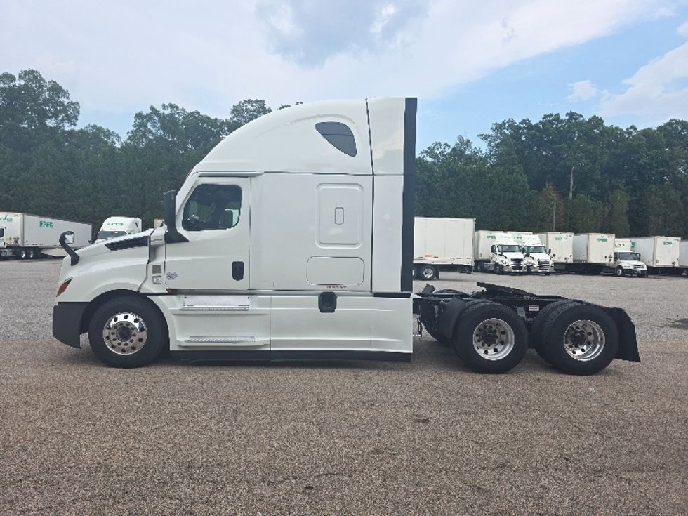 Sleeper Tractor-Heavy Duty Tractors-Freightliner-2021-T12664ST-Chester-VA-439,267\n\t\tmiles-$ 73,000 - Image 4