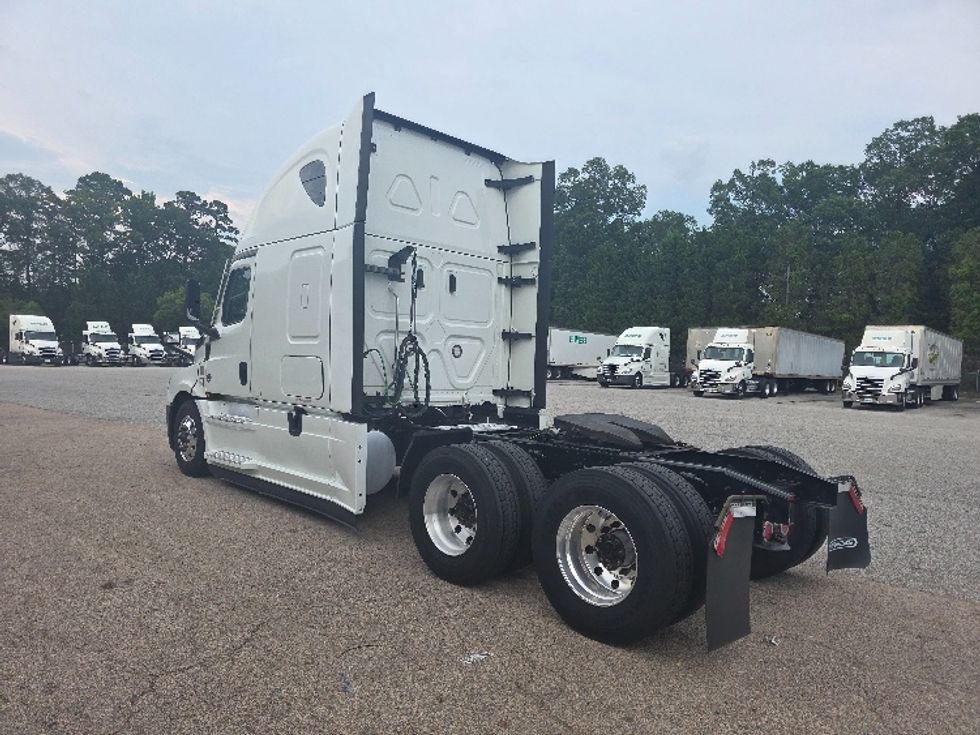 Sleeper Tractor-Heavy Duty Tractors-Freightliner-2021-T12664ST-Chester-VA-439,267\n\t\tmiles-$ 73,000 - Image 5