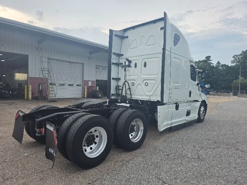 Sleeper Tractor-Heavy Duty Tractors-Freightliner-2021-T12664ST-Chester-VA-439,267\n\t\tmiles-$ 73,000 - Image 7