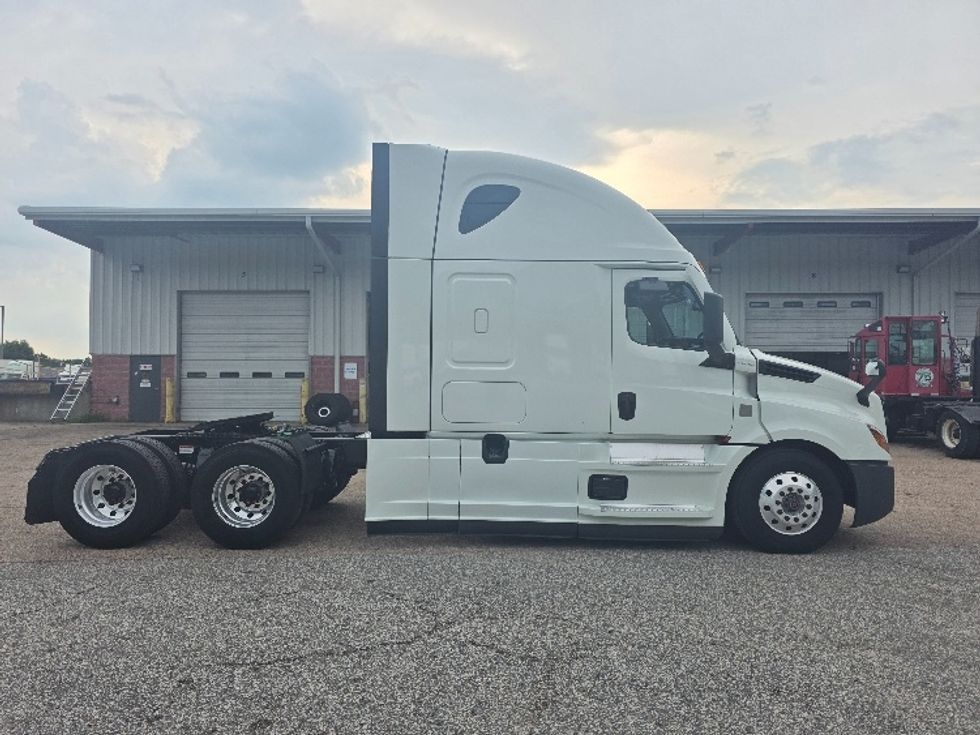 Sleeper Tractor-Heavy Duty Tractors-Freightliner-2021-T12664ST-Chester-VA-439,267\n\t\tmiles-$ 73,000 - Image 8