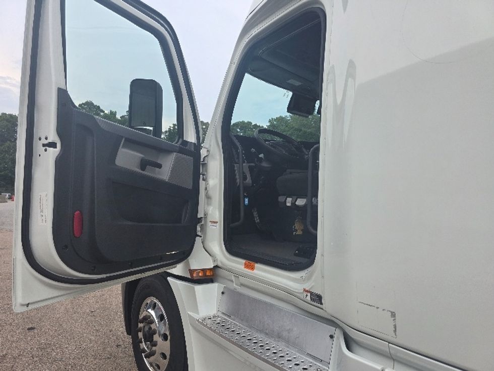 Sleeper Tractor-Heavy Duty Tractors-Freightliner-2021-T12664ST-Chester-VA-439,267\n\t\tmiles-$ 73,000 - Image 9