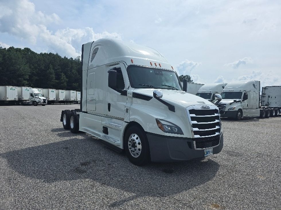 Sleeper Tractor-Heavy Duty Tractors-Freightliner-2021-T12664ST-Chester-VA-451,986\n\t\tmiles-$ 71,250 - Image 1