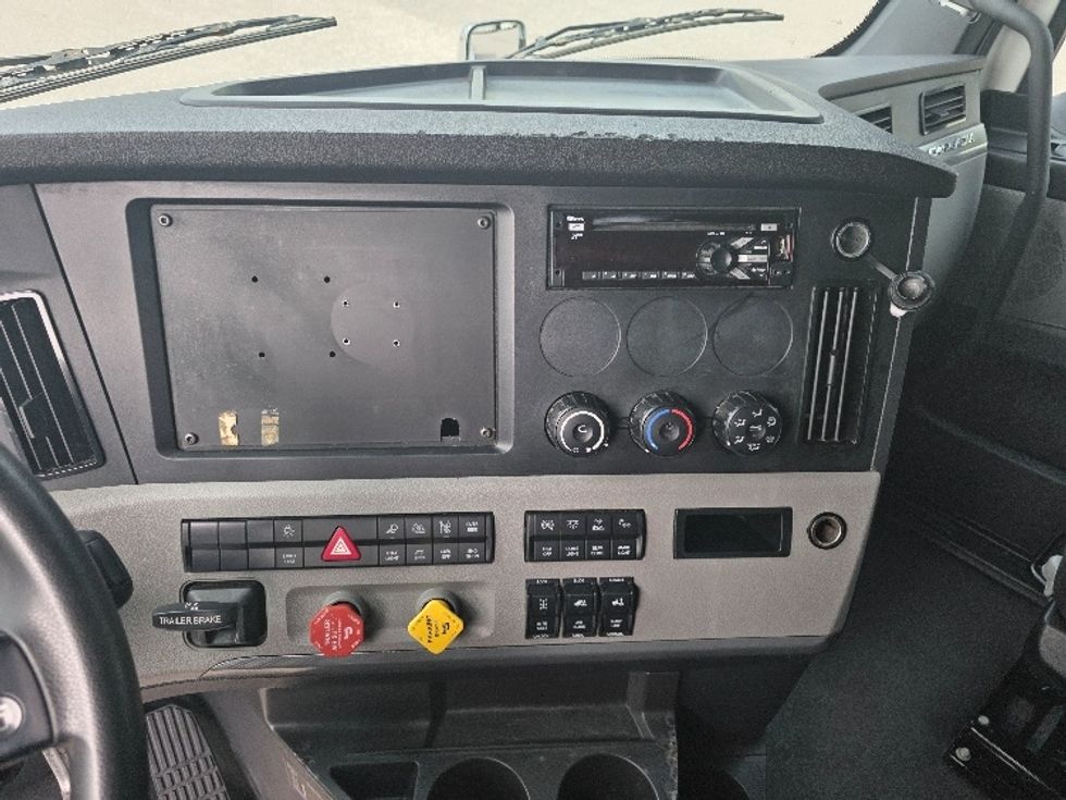 Sleeper Tractor-Heavy Duty Tractors-Freightliner-2021-T12664ST-Chester-VA-451,986\n\t\tmiles-$ 71,250 - Image 11