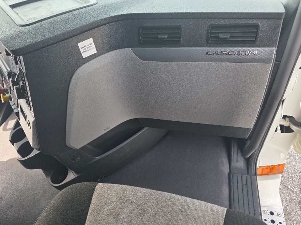 Sleeper Tractor-Heavy Duty Tractors-Freightliner-2021-T12664ST-Chester-VA-451,986\n\t\tmiles-$ 71,250 - Image 13