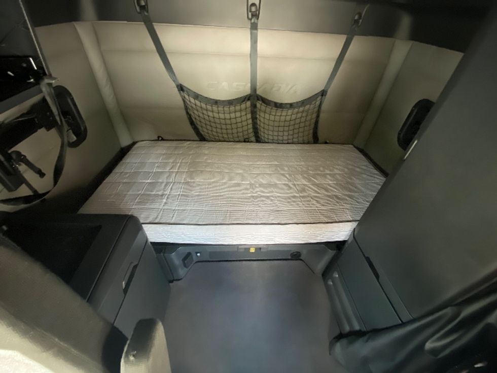 Sleeper Tractor-Heavy Duty Tractors-Freightliner-2021-T12664ST-Chester-VA-451,986\n\t\tmiles-$ 71,250 - Image 15