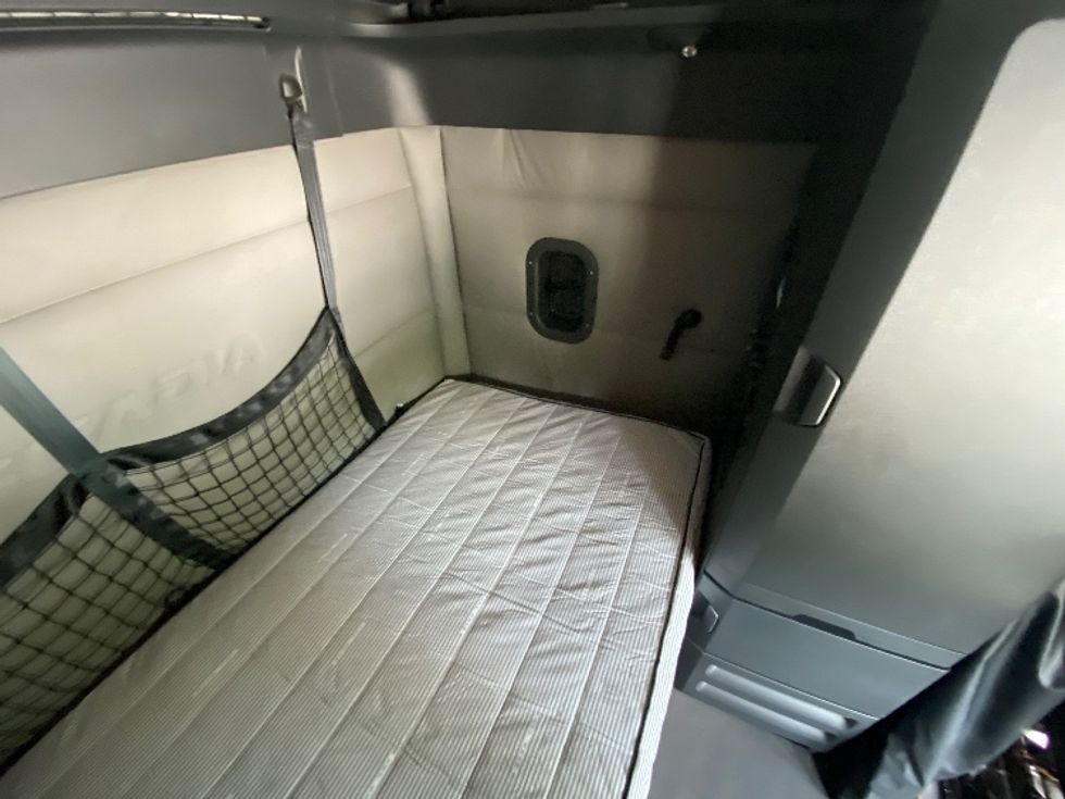 Sleeper Tractor-Heavy Duty Tractors-Freightliner-2021-T12664ST-Chester-VA-451,986\n\t\tmiles-$ 71,250 - Image 17