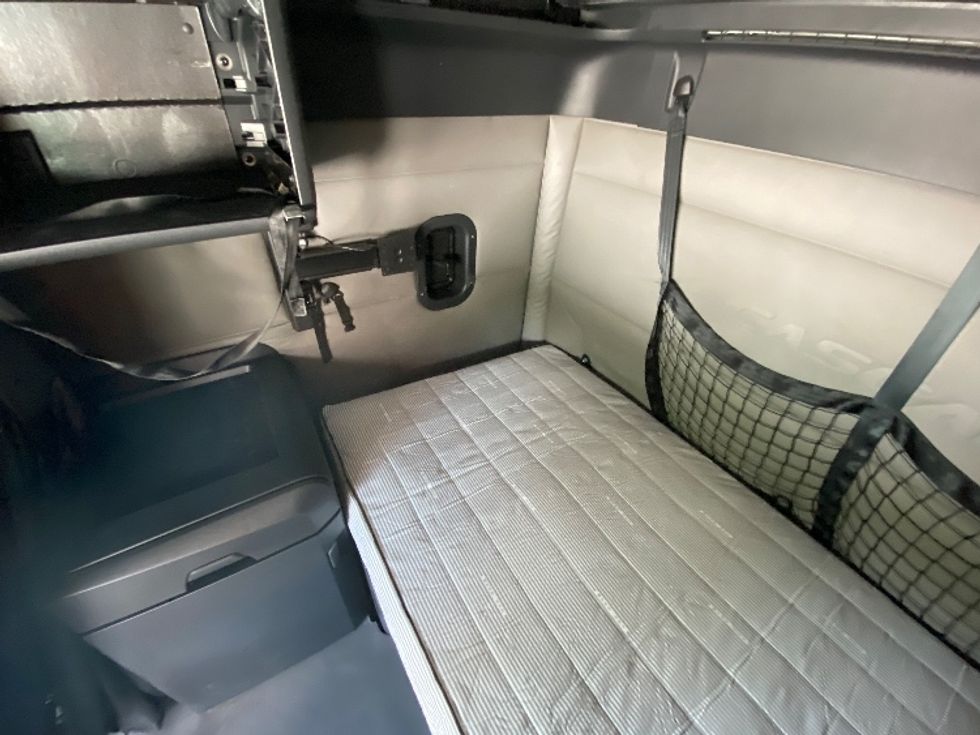 Sleeper Tractor-Heavy Duty Tractors-Freightliner-2021-T12664ST-Chester-VA-451,986\n\t\tmiles-$ 71,250 - Image 18