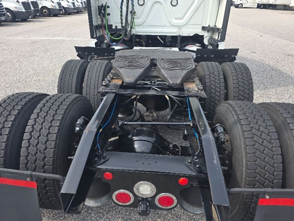 Sleeper Tractor-Heavy Duty Tractors-Freightliner-2021-T12664ST-Chester-VA-451,986\n\t\tmiles-$ 71,250 - Image 6