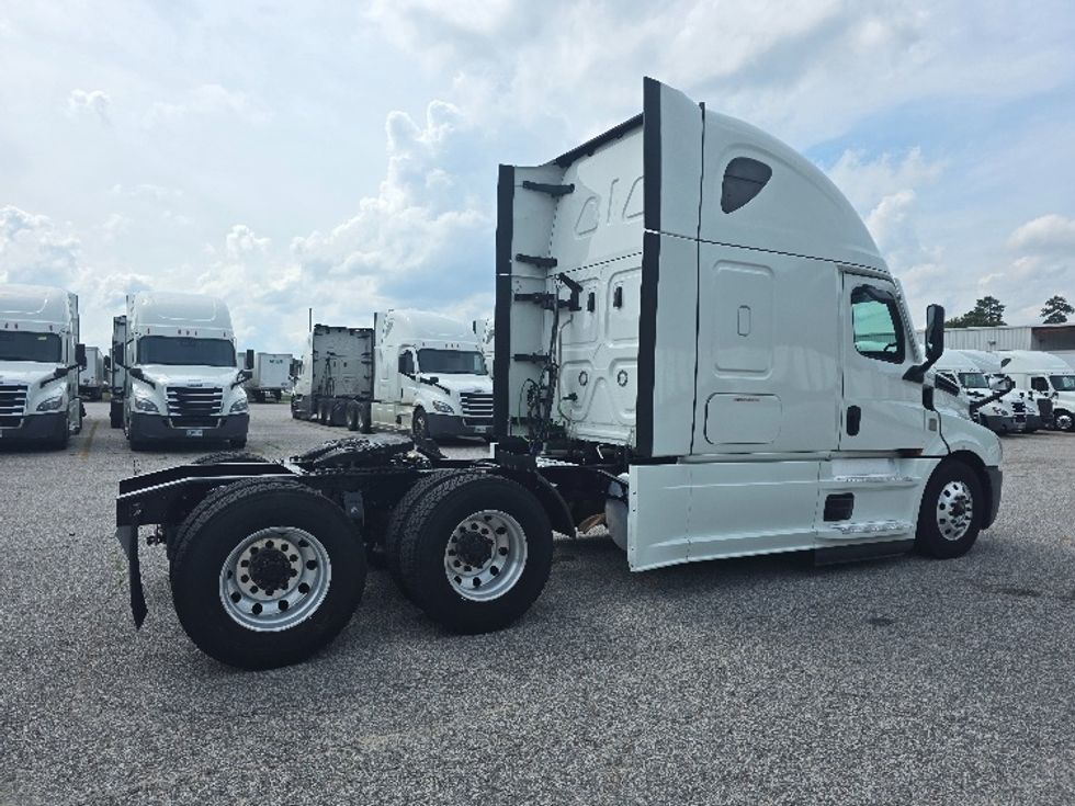 Sleeper Tractor-Heavy Duty Tractors-Freightliner-2021-T12664ST-Chester-VA-451,986\n\t\tmiles-$ 71,250 - Image 7