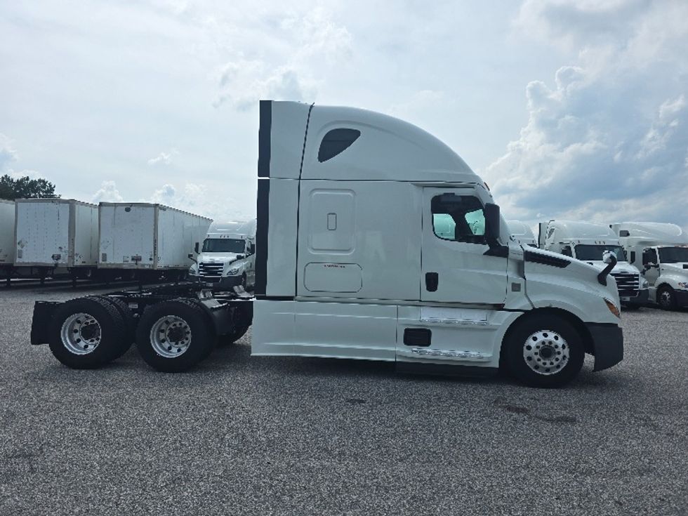 Sleeper Tractor-Heavy Duty Tractors-Freightliner-2021-T12664ST-Chester-VA-451,986\n\t\tmiles-$ 71,250 - Image 8