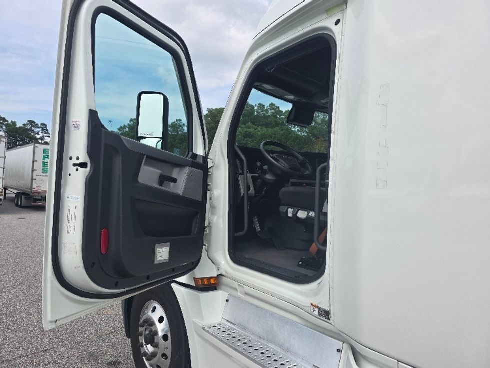 Sleeper Tractor-Heavy Duty Tractors-Freightliner-2021-T12664ST-Chester-VA-451,986\n\t\tmiles-$ 71,250 - Image 9