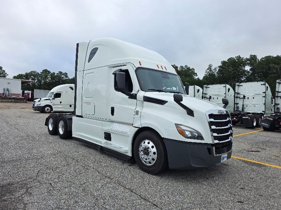 Sleeper Tractor-Heavy Duty Tractors-Freightliner-2021-T12664ST-Chester-VA-453,183\n\t\tmiles-$ 70,500 - Image 1