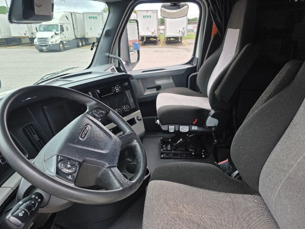 Sleeper Tractor-Heavy Duty Tractors-Freightliner-2021-T12664ST-Chester-VA-453,183\n\t\tmiles-$ 70,500 - Image 10