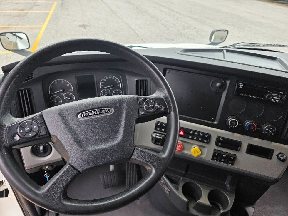 Sleeper Tractor-Heavy Duty Tractors-Freightliner-2021-T12664ST-Chester-VA-453,183\n\t\tmiles-$ 70,500 - Image 11