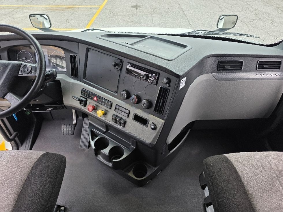 Sleeper Tractor-Heavy Duty Tractors-Freightliner-2021-T12664ST-Chester-VA-453,183\n\t\tmiles-$ 70,500 - Image 12