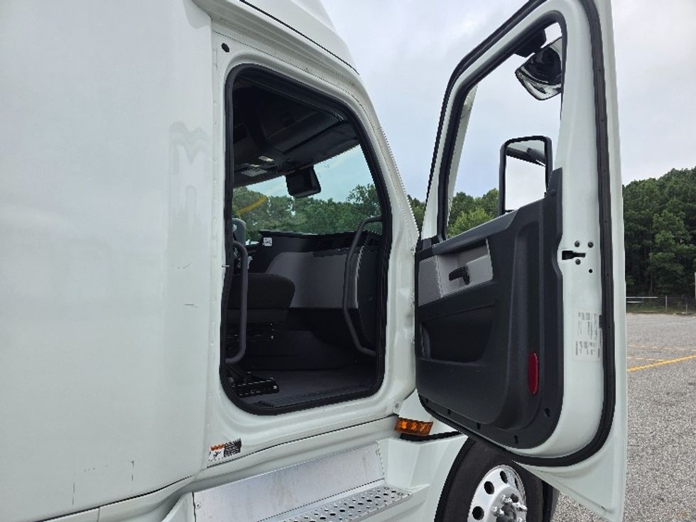 Sleeper Tractor-Heavy Duty Tractors-Freightliner-2021-T12664ST-Chester-VA-453,183\n\t\tmiles-$ 70,500 - Image 13