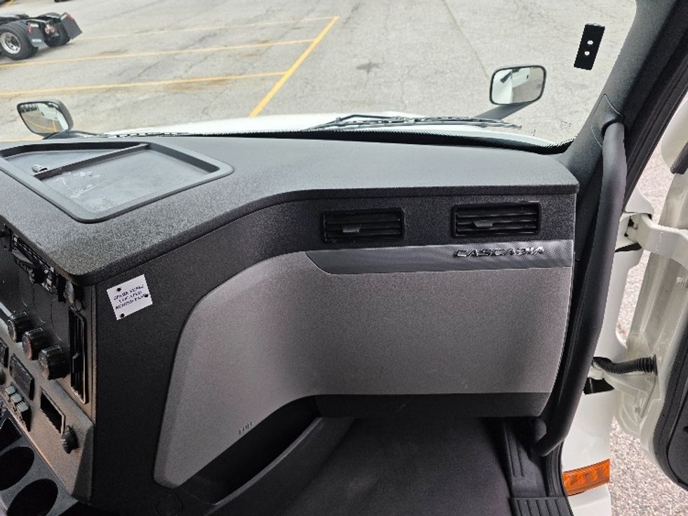 Sleeper Tractor-Heavy Duty Tractors-Freightliner-2021-T12664ST-Chester-VA-453,183\n\t\tmiles-$ 70,500 - Image 14