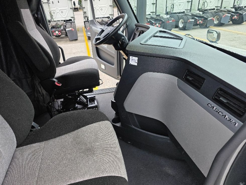 Sleeper Tractor-Heavy Duty Tractors-Freightliner-2021-T12664ST-Chester-VA-453,183\n\t\tmiles-$ 70,500 - Image 15