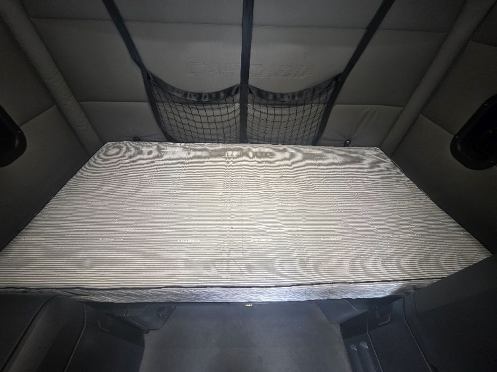 Sleeper Tractor-Heavy Duty Tractors-Freightliner-2021-T12664ST-Chester-VA-453,183\n\t\tmiles-$ 70,500 - Image 17