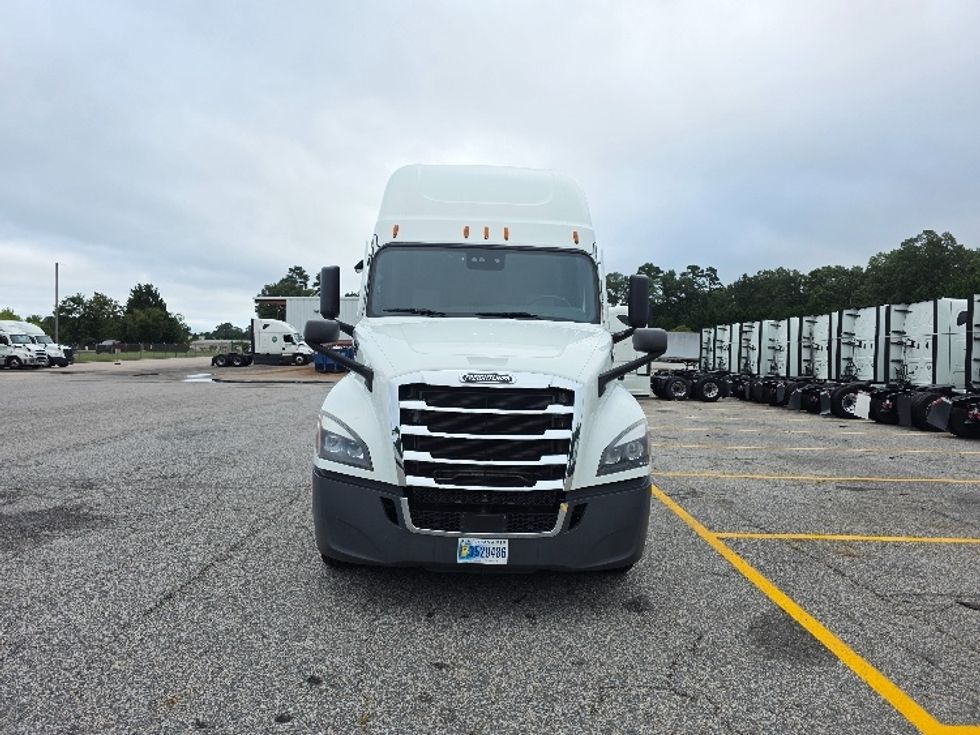 Sleeper Tractor-Heavy Duty Tractors-Freightliner-2021-T12664ST-Chester-VA-453,183\n\t\tmiles-$ 70,500 - Image 2