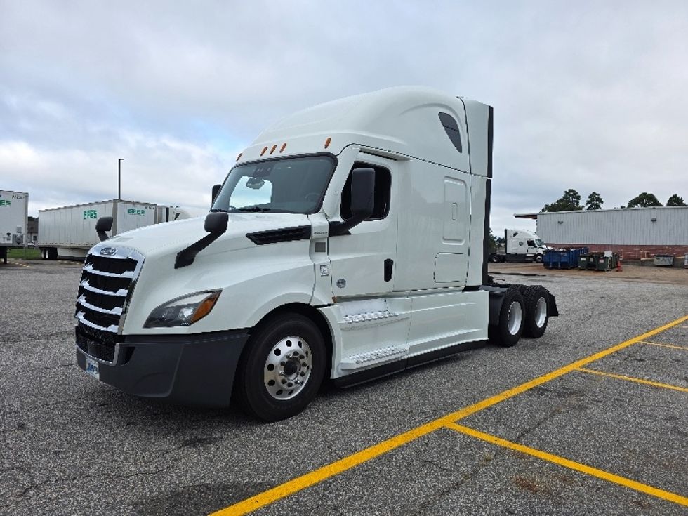 Sleeper Tractor-Heavy Duty Tractors-Freightliner-2021-T12664ST-Chester-VA-453,183\n\t\tmiles-$ 70,500 - Image 3