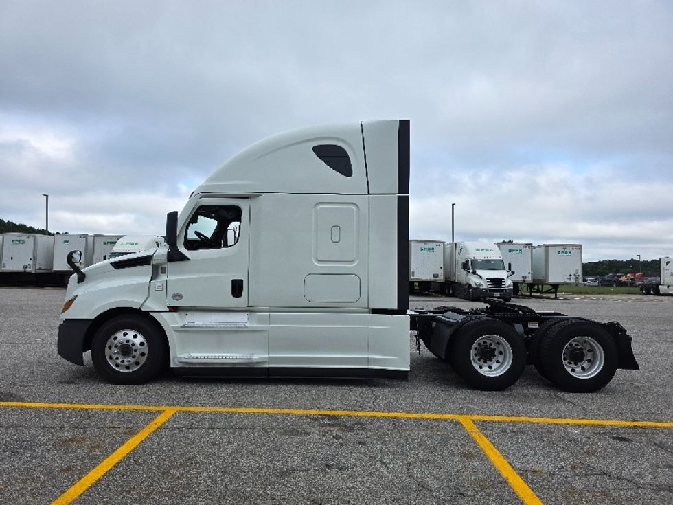 Sleeper Tractor-Heavy Duty Tractors-Freightliner-2021-T12664ST-Chester-VA-453,183\n\t\tmiles-$ 70,500 - Image 4