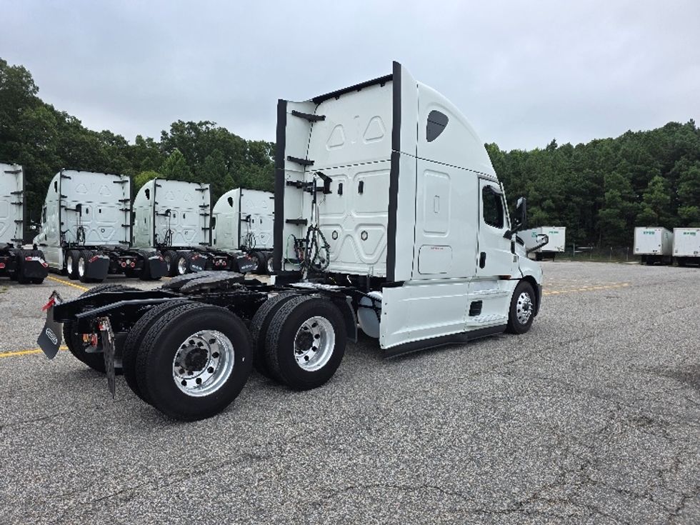 Sleeper Tractor-Heavy Duty Tractors-Freightliner-2021-T12664ST-Chester-VA-453,183\n\t\tmiles-$ 70,500 - Image 7