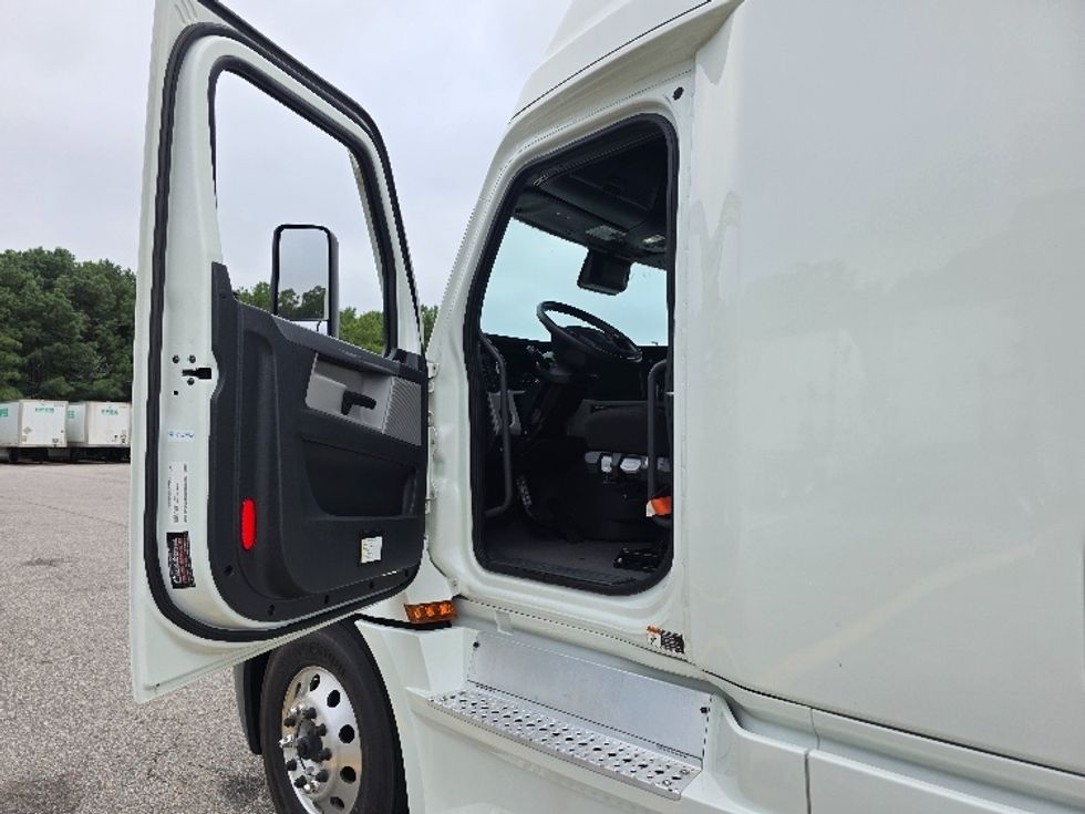 Sleeper Tractor-Heavy Duty Tractors-Freightliner-2021-T12664ST-Chester-VA-453,183\n\t\tmiles-$ 70,500 - Image 9