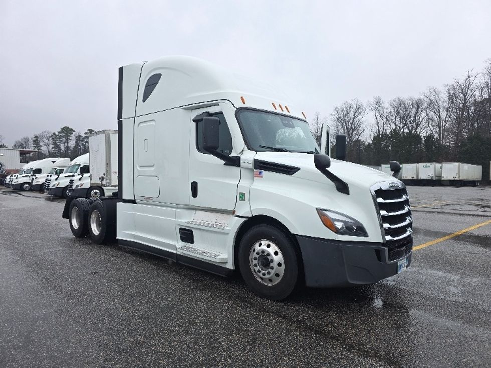Sleeper Tractor-Heavy Duty Tractors-Freightliner-2021-T12664ST-Chester-VA-468,555\n\t\tmiles-$ 65,000 - Image 1