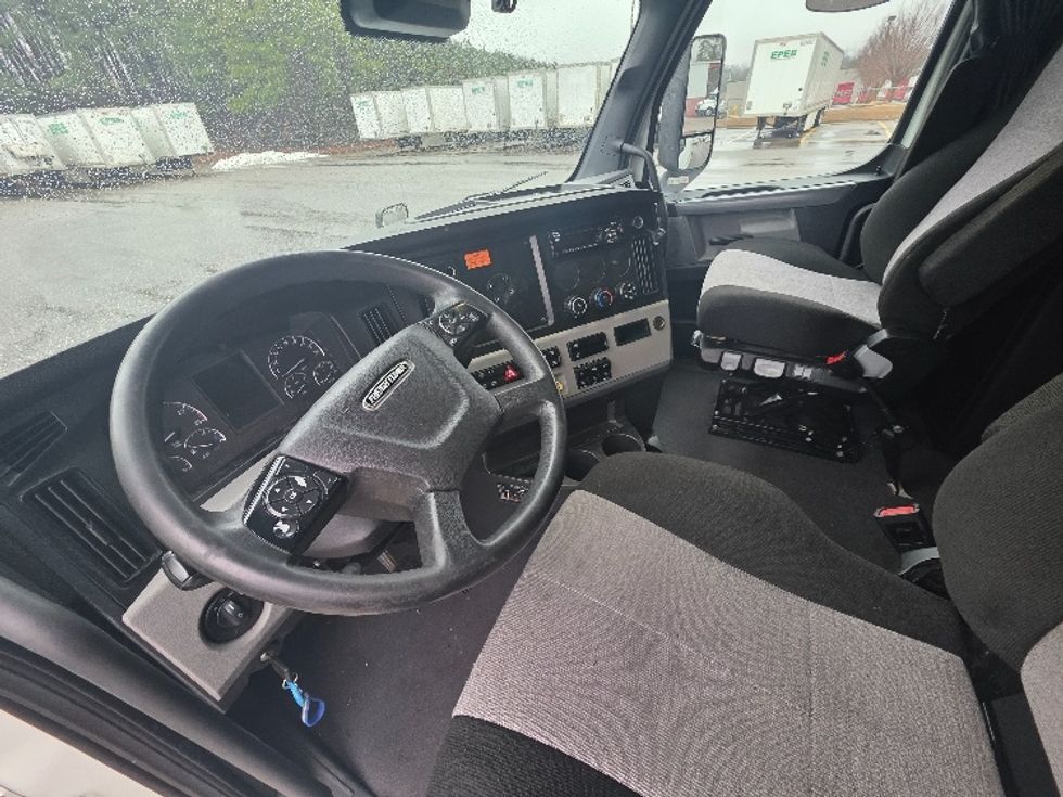 Sleeper Tractor-Heavy Duty Tractors-Freightliner-2021-T12664ST-Chester-VA-468,555\n\t\tmiles-$ 65,000 - Image 10