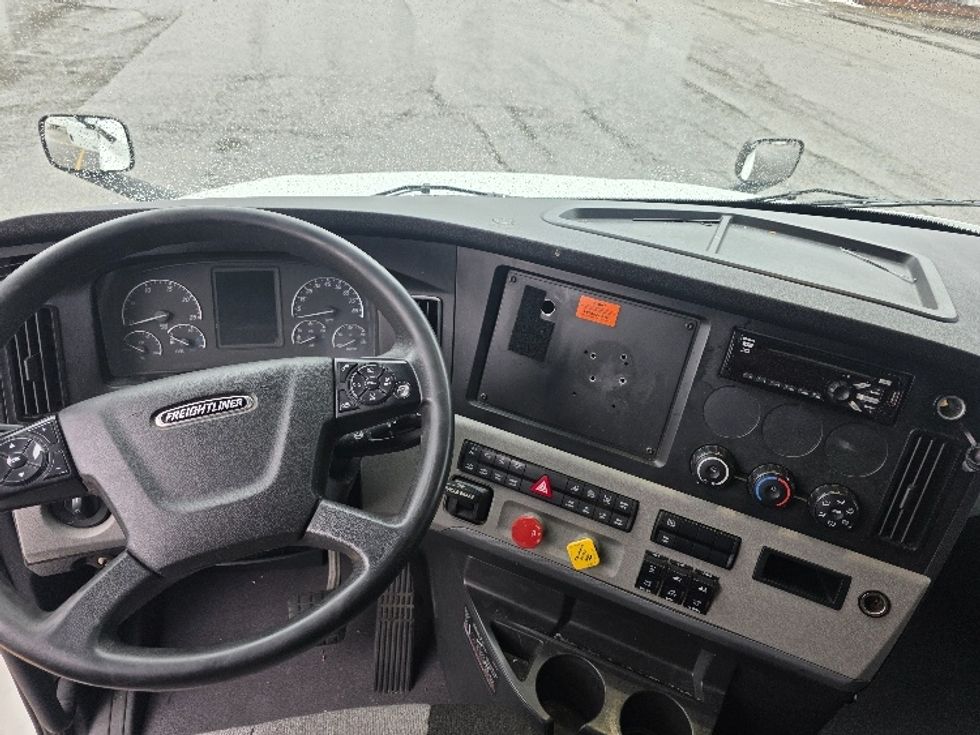 Sleeper Tractor-Heavy Duty Tractors-Freightliner-2021-T12664ST-Chester-VA-468,555\n\t\tmiles-$ 65,000 - Image 11