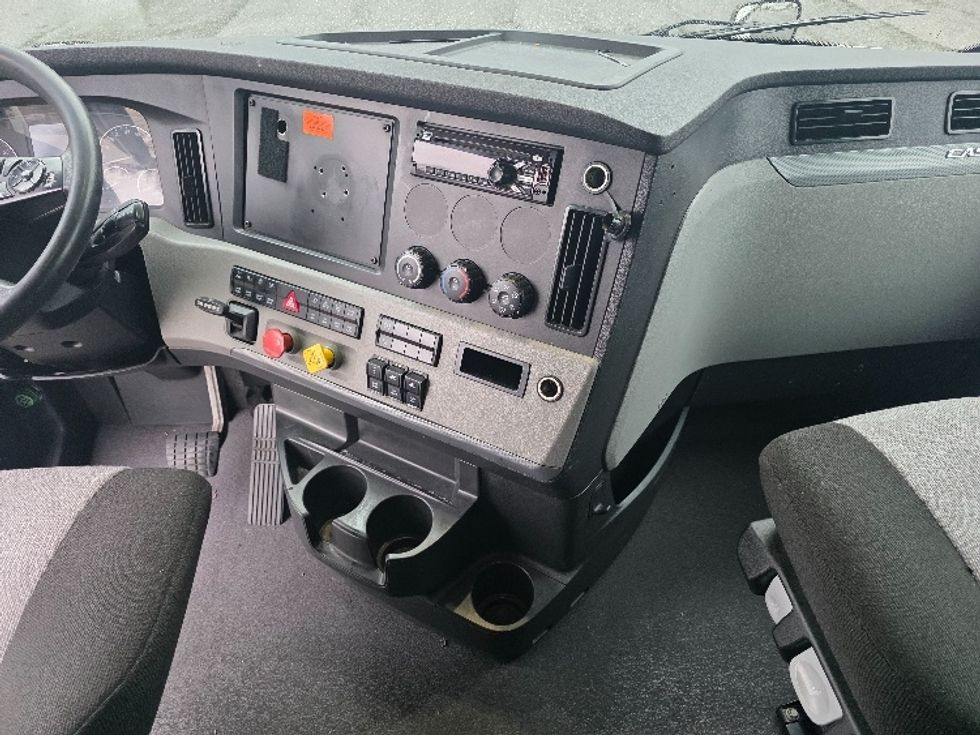 Sleeper Tractor-Heavy Duty Tractors-Freightliner-2021-T12664ST-Chester-VA-468,555\n\t\tmiles-$ 65,000 - Image 12