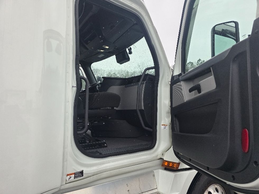 Sleeper Tractor-Heavy Duty Tractors-Freightliner-2021-T12664ST-Chester-VA-468,555\n\t\tmiles-$ 65,000 - Image 13