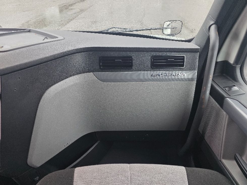 Sleeper Tractor-Heavy Duty Tractors-Freightliner-2021-T12664ST-Chester-VA-468,555\n\t\tmiles-$ 65,000 - Image 14