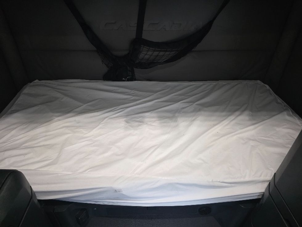 Sleeper Tractor-Heavy Duty Tractors-Freightliner-2021-T12664ST-Chester-VA-468,555\n\t\tmiles-$ 65,000 - Image 17