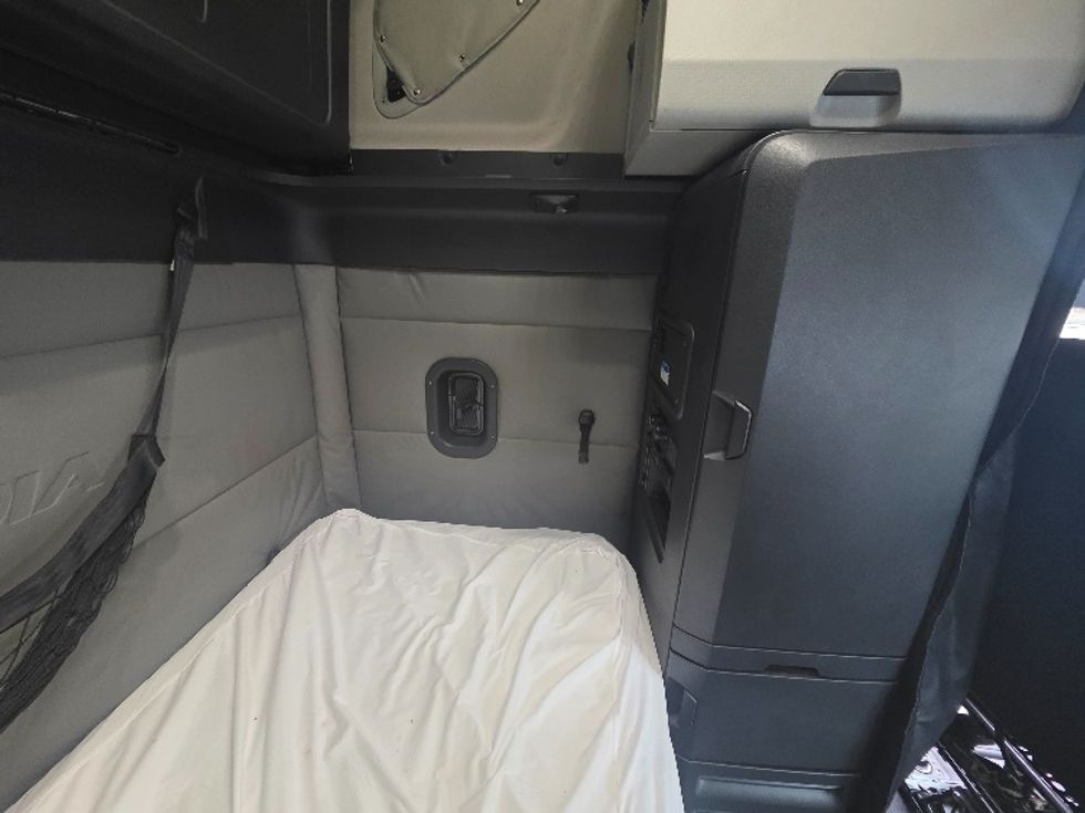 Sleeper Tractor-Heavy Duty Tractors-Freightliner-2021-T12664ST-Chester-VA-468,555\n\t\tmiles-$ 65,000 - Image 18