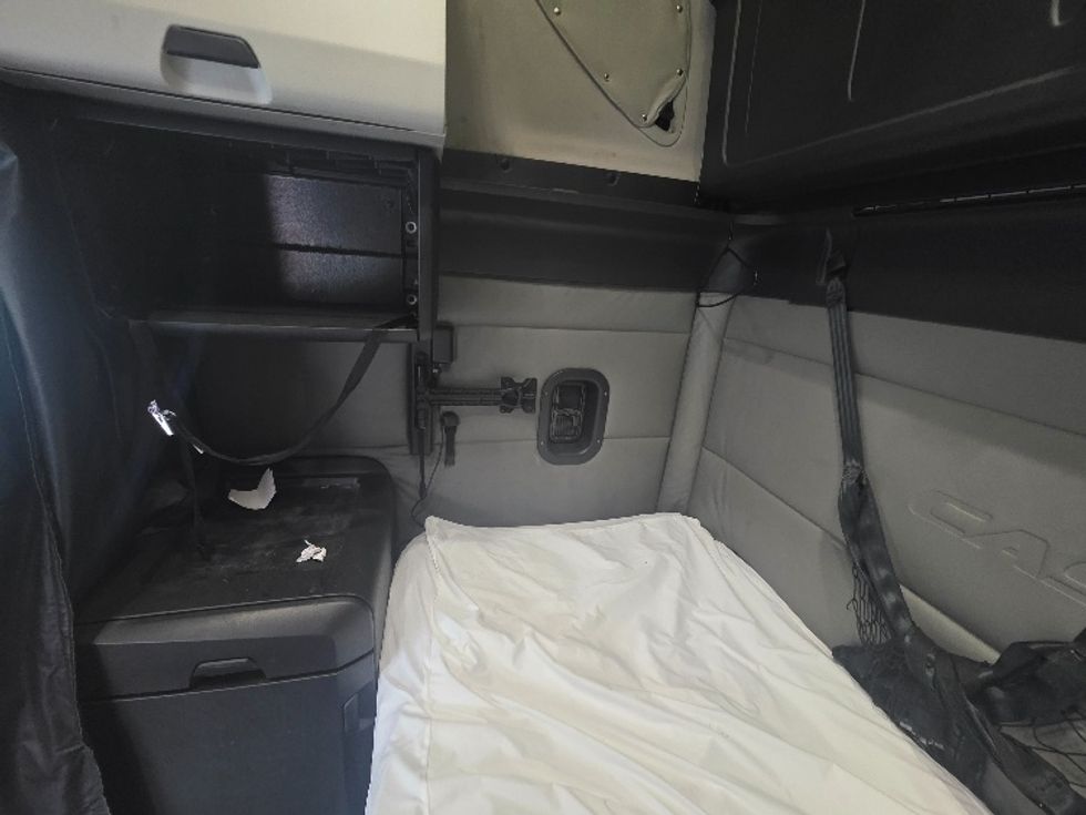 Sleeper Tractor-Heavy Duty Tractors-Freightliner-2021-T12664ST-Chester-VA-468,555\n\t\tmiles-$ 65,000 - Image 19