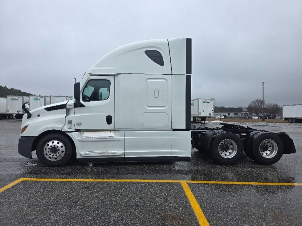 Sleeper Tractor-Heavy Duty Tractors-Freightliner-2021-T12664ST-Chester-VA-468,555\n\t\tmiles-$ 65,000 - Image 4