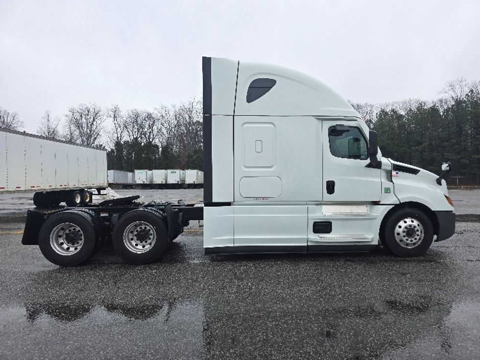 Sleeper Tractor-Heavy Duty Tractors-Freightliner-2021-T12664ST-Chester-VA-468,555\n\t\tmiles-$ 65,000 - Image 8