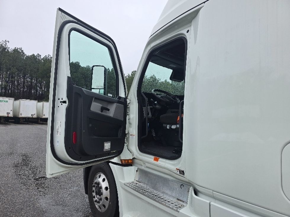 Sleeper Tractor-Heavy Duty Tractors-Freightliner-2021-T12664ST-Chester-VA-468,555\n\t\tmiles-$ 65,000 - Image 9